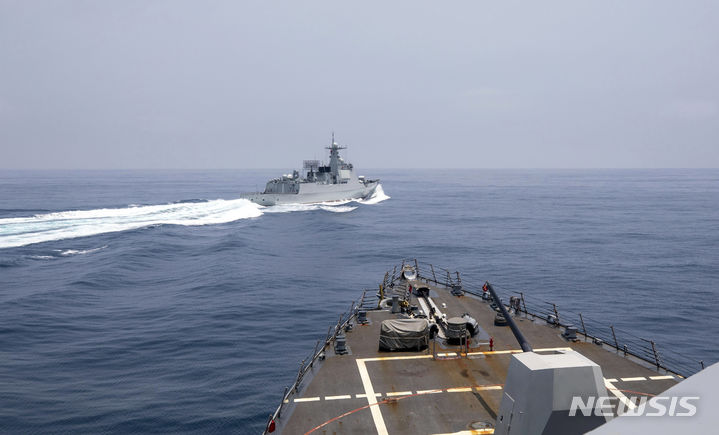 [AP/뉴시스]대만 유사 사태가 일본과 얼마나 관련이 있는지가 논란이다. 대만과 밀접한 한국과도 무관치 않다. 사진 2023년 6월3일 대만해협에서 미 USS 정훈호(USS Chung-Hoon)의 경로 앞을 중국 해군 함정이 가로지르는 모습. 2024.05.10