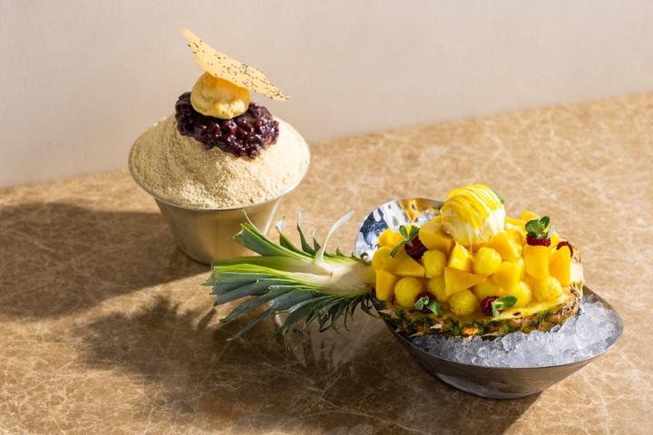 더라운지 전통 팥빙수(왼쪽), 더라운지 파인애플 망고 빙수(오른쪽). (사진=한화호텔앤드리조트 제공)