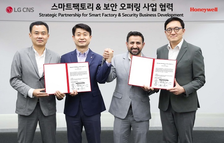 (왼쪽부터) 하니웰 HCCI 안성모 한국지사 총괄매니저(전무), LG CNS 이진규 스마트팩토리사업부장(전무), 하니웰 HCCI 수닐 판디타(Sunil Pandita) 총괄매니저(부사장), LG CNS 배민 보안솔루션사업부장(상무)이 양해각서 체결 후 기념촬영하는 모습(사진=LG CNS 제공) *재판매 및 DB 금지