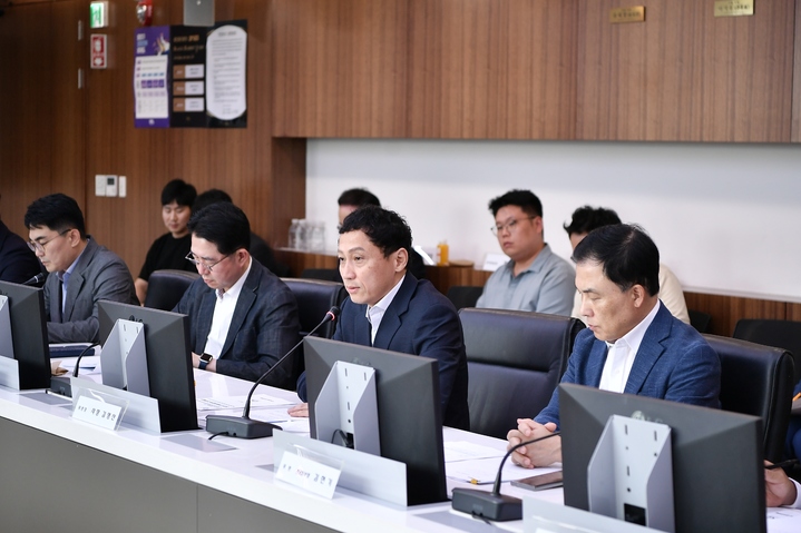 GKL 김영산 사장(앞줄 오른쪽에서 두 번째)이 지난 7일 본사 회의실에서 열린 윤리경영위원회에서 인사말을 하고 있다. (사진=그랜드레저코리아 제공) photo@newsis.com *재판매 및 DB 금지