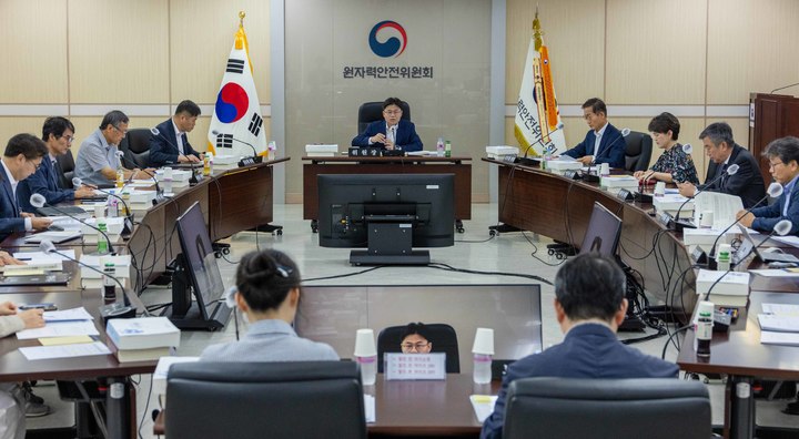 유국희 원자력안전위원회 위원장이 8일 서울 중구 원자력안전위원회 대회의실에서 열린 제178회 원자력안전위원회 회의에서 위원들과 안건에 대해 논의하고 있다. (사진=원자력안전위원회 제공) *재판매 및 DB 금지