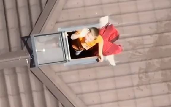 우크라이나 남부 헤르손주 노바 카호우카 댐 폭파로 엔진오일 수백 톤이 유출되고 지뢰가 유실되는 등 환경 재앙이 우려되는 가운데 홍수로 침수된 가옥에서 미처 대피하지 못한 주민들은 식수난을 겪고 있다. 출처 : @OleksandraZubal *재판매 및 DB 금지