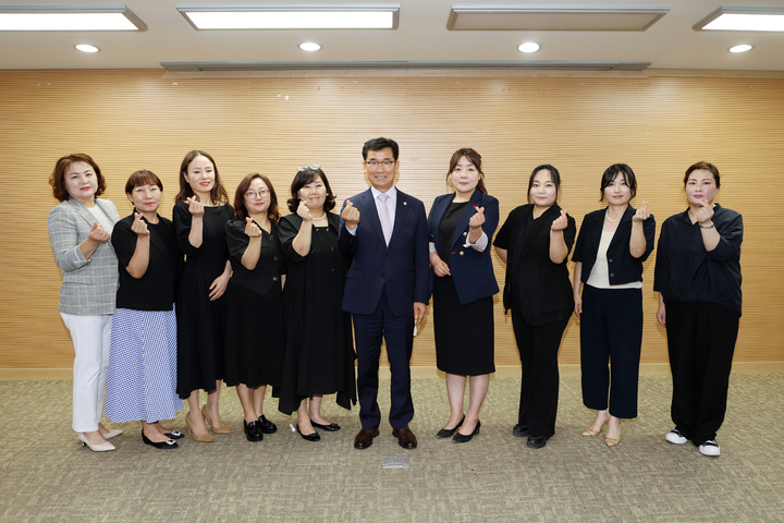 윤건영 충북교육감이 8일 충북학교학부모연합회 새 임원들과 기념사진을 찍고 있다.(사진=충북교육청 제공)2023.06.08.photo@newsis.com *재판매 및 DB 금지