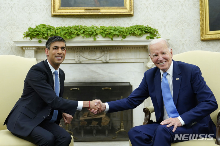 [워싱턴=AP/뉴시스] 리시 수낵(왼쪽) 영국 총리와 조 바이든 미국 대통령이 8일(현지시각) 백악관 집무실에서 정상 회담을 마치며 악수하고 있다. 2023.06.09.
