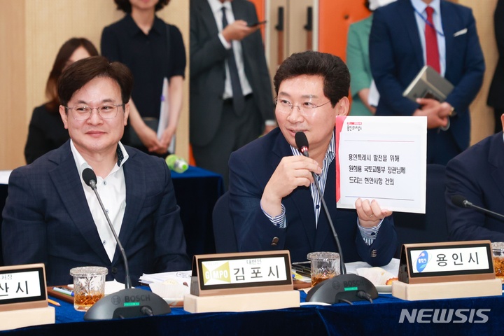 현안을 건의하고 있는 이상일 시장(오른쪽)