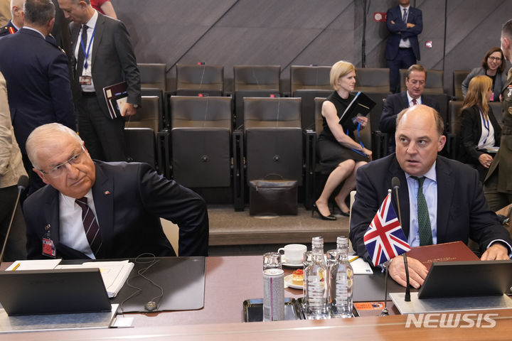 [브뤼셀=AP/뉴시스] 야사르 귈레르 튀르키예 국방장관(왼쪽)이 벤 월러스 영국 국방장관과 2023년 6월 15일 벨기에 브뤼셀의 북대서양조약기구(NATO·나토) 본부에서 열린 나토 국방장관 회의에 참석하고 있다. 튀르키예는 나토 회원국이면서 러시아제 S-400 미사일을 구매해 보유하고 있다. 2024. 05. 03.  