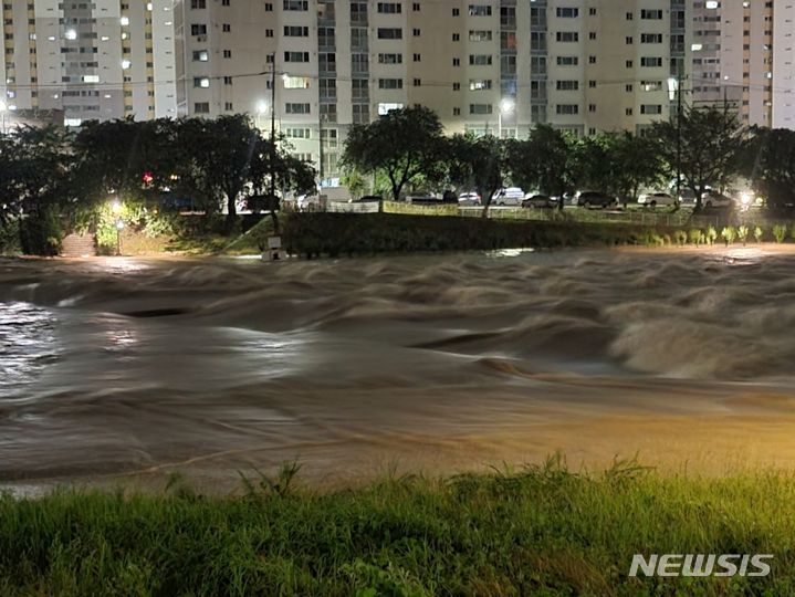De fortes pluies de plus de 200 mm à Gwangju et Jeonnam…  Dommages tels que submersion et disparition les uns après les autres :: Sympathy Media Newsis News Agency ::
