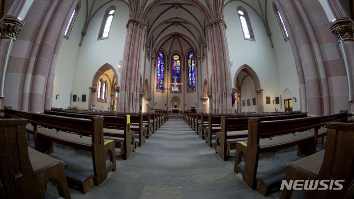 [AP/뉴시스] 독일서 카톨릭 교회를 공식 결별하는 신도 수가 급증했다. 사진은 베를린의 한 교회 모습