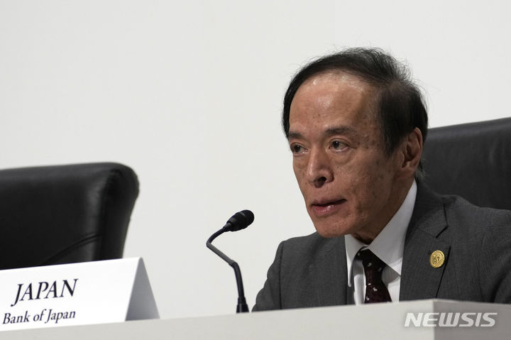 [니가타=AP/뉴시스]일본은행은 26일 기준금리 동결을 결정했다. 우에다 가즈오(植田和男) 일본은행 총재는 당분간 완화적 금융환경이 계속될 방침을 밝혔다. 추가 금리 인상 시기에 대해서는 물가 상승률 전망에 따라 조율하겠다는 입장을 밝혔다. 사진은 우에다 총재가 지난해 5월13일 니카타에서 열린 주요 7개국(G7) 재무장관·중앙은행 총재 회의 후 기자회견에서 발언하고 있는 모습. 2024.04.26.