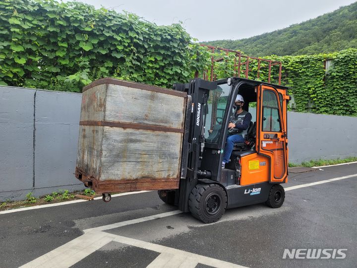 [경주=뉴시스] 화물을 운송하고 있는 지게차. 해당 사진은 기사 내용과 관련이 없습니다. (사진=뉴시스 DB). photo@newsis.com