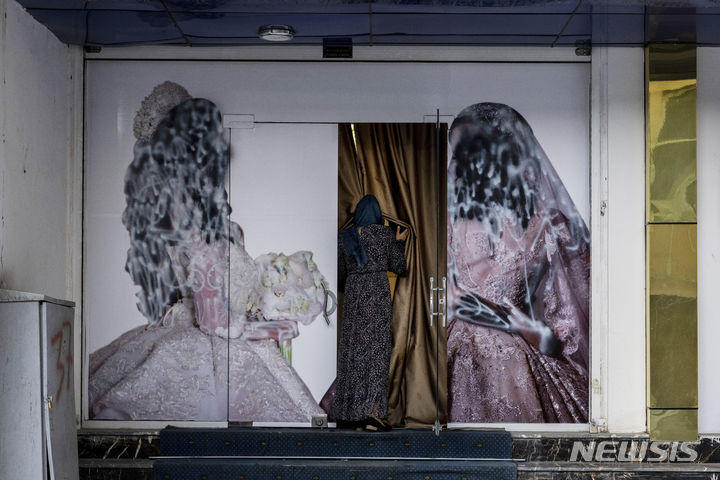 [카불=AP/뉴시스] 탈레반이 올해 6월 24일 전국의 미용실을 폐쇄하라고 명령한 뒤 한 달간의 유예 기간이 지나면서 7월 24일부터 모든 미용실이 문을 닫게 됐다. 사진은 지난 2021년 9월 11일 아프가니스탄 카불의 한 미용실에 여성이 입장하는 모습. 2023.07.29.