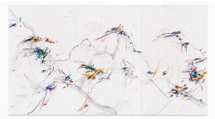 Xiyao Wang, Rond de jambe n°1, 2023, Oil stick, charcoal on canvas. 250 × 450 cm | 98 7/16 × 177 3/16 in. Photo: Studio XW. Courtesy of the Artist and Perrotin. *재판매 및 DB 금지