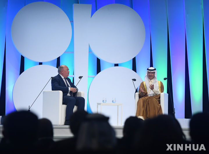 [ 빈=신화/뉴시스] 빈 OPEC 국제 세미나 회의에서 발언하는 사우디 에너지부 장관 압둘아지즈 빈 살만 왕자(오른쪽). 2023. 07.06.