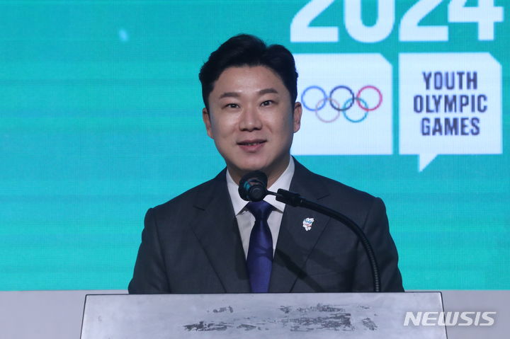 [서울=뉴시스]  Le journaliste Kim Seon-woong = le président du comité d'organisation Jin Jong-oh prononce un message d'accueil lors de l'événement G-200 des Jeux Olympiques de la Jeunesse d'hiver de Gangwon 2024 qui s'est tenu au Parktel olympique de Songpa-gu, à Séoul, le 6.  2023.07.06.  mangusta@newsis.com