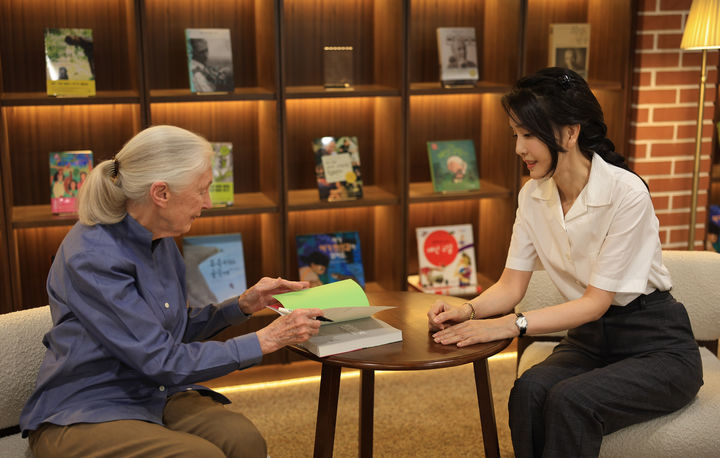 [서울=뉴시스]  Yoon Seok-yeol, épouse du président Kim Geon-hee, rencontre et s'entretient avec le Dr Jane Goodall, primatologue et militante environnementale de renommée mondiale, à la 