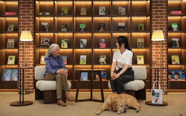 [서울=뉴시스]  Yoon Seok-yeol, épouse du président Kim Geon-hee, rencontre et s'entretient avec le Dr Jane Goodall, primatologue et militante environnementale de renommée mondiale, à la 