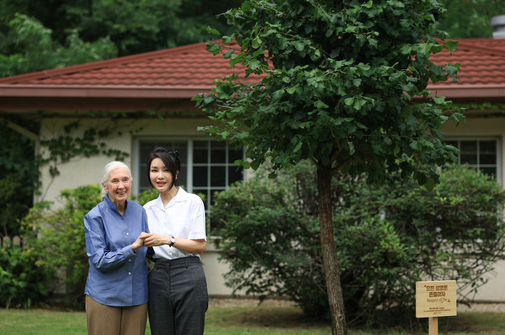 [서울=뉴시스]  L'épouse du président Yun Seok-yeol, Kim Kun-hee, pose pour une photo commémorative après avoir planté un arbre avec le Dr Jane Goodall, primatologue et militante environnementale de renommée mondiale, au 