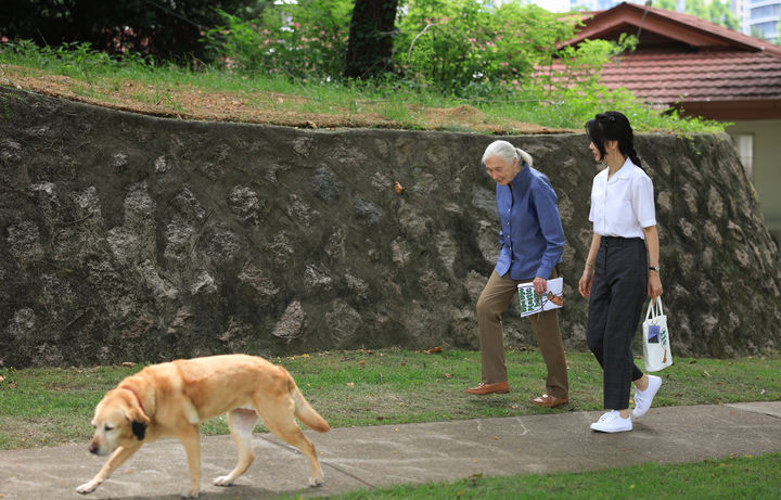 [서울=뉴시스]  L'épouse du président Yoon Seok-yeol, Kim Kun-hee, et la primatologue et militante environnementale de renommée mondiale, le Dr Jane Goodall, discutent lors de leur déménagement au 