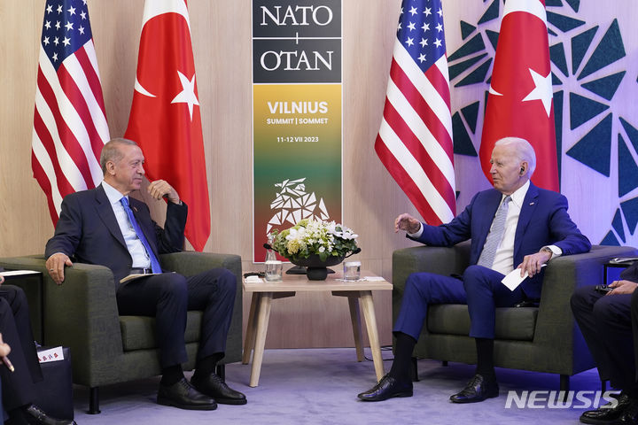 [빌뉴스=AP/뉴시스] ﻿﻿레제프 타이이프 에르도안 튀르키예 대통령이 5월 미국을 방문해 조 바이든 미국 대통령과 만날 예정인 것으로 전해졌다. 사진은 지난해 7월 11일(현지시각) 조 바이든(오른쪽) 미국 대통령과 레제프 타이이프 에르도안 튀르키예 대통령이 리투아니아 빌뉴스에서 열린 북대서양조약기구(NATO·나토) 정상회의 중 별도 회담을 갖고 있는 모습. 2024.03.29