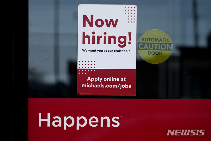[다우너스 그로브(미 일리노이주)=AP/뉴시스] 미국의 지난주(3월 17~23일) 신규 실업수당 청구 건수가 한 주 전보다 2000건 감소한 21만건으로 집계됐다고 미 노동부가 28일(현지시각) 밝혔다. 사진은 미 일리노이주 다우너스 그로브의 한 소매점에 채용 안내판이 붙어 있는 모습. 2024.03.29. 