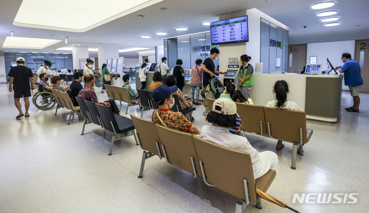 [서울=뉴시스] 정병혁 기자 = 지난 7월24일 서울시내 한 병원에서 시민들이 진료를 받기 위해 대기하고 있다. (사진은 기사와 직접 관련 없습니다) 2023.07.24. jhope@newsis.com