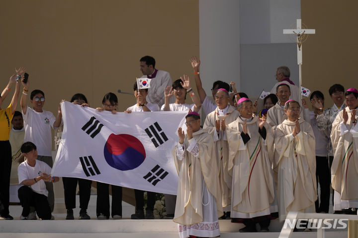 [리스본=AP/뉴시스]6일(현지시간) 리스본에서 미사를 마친 프란치스코 교황이 차기 세계청년대회 개최지로 2027년 한국 서울을 발표한 후 한국 참가자들이 축하를 하고 있다. 2023.08.06.