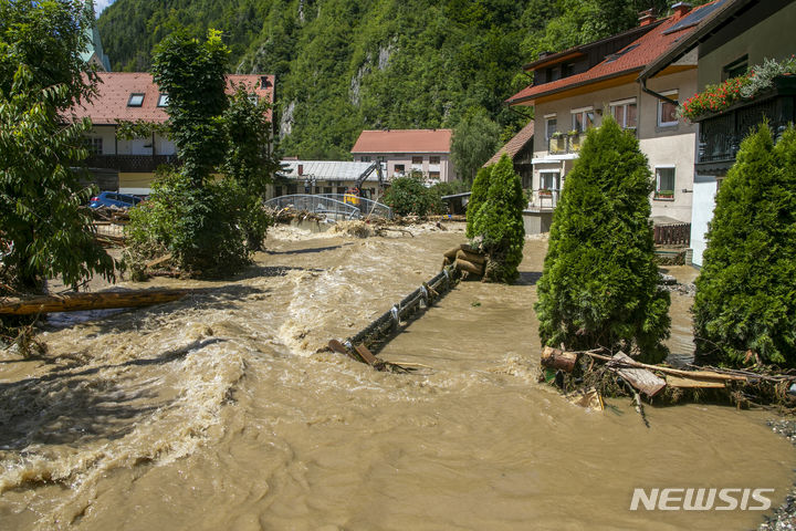 [류블랴나=AP/뉴시스] 하루에 한 달 치 비가 내린 슬로베니아에 홍수가 발생해 최소 6명이 사망하는 등 피해가 발생했다고 미국 AP가 7일(현지시간) 전했다. 사진은 홍수로 인해 도로와 건물이 침수된 모습. 2023.08.08.