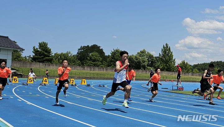 [시바타=뉴시스] 송주현 기자 = 지난 5일부터 8일까지 3박 4일간의 일정으로 일본 시바타시에 열린 '제43회 한·일 우호도시 친선교환경기'에서 육상 100m 경기가 진행되고 있다. 2023.08.06 atia@newsis.com