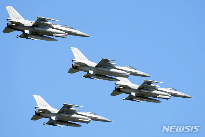 [AP/뉴시스] 미국 제작 F-16 전투기 편대가 구입국 폴란드에서 2023년 8월 군 퍼레이드에 참여하고 있다