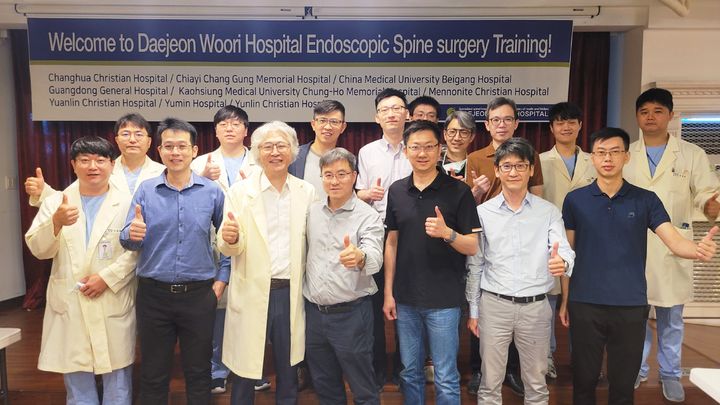 대만과 중국 국적 의료진 9명이 내시경 척추 수술을 배우기 위해 대전우리병원을 찾았다.(사진=대전우리병원 제공) *재판매 및 DB 금지