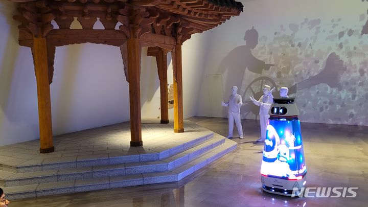 [천안=뉴시스]SK텔레콤이 독립기념관에 마련한 AI 미디어로봇 '누리'가 독립선언식 체험관에서 프로그램을 진행하고 있다. (사진=윤현성 기자)
