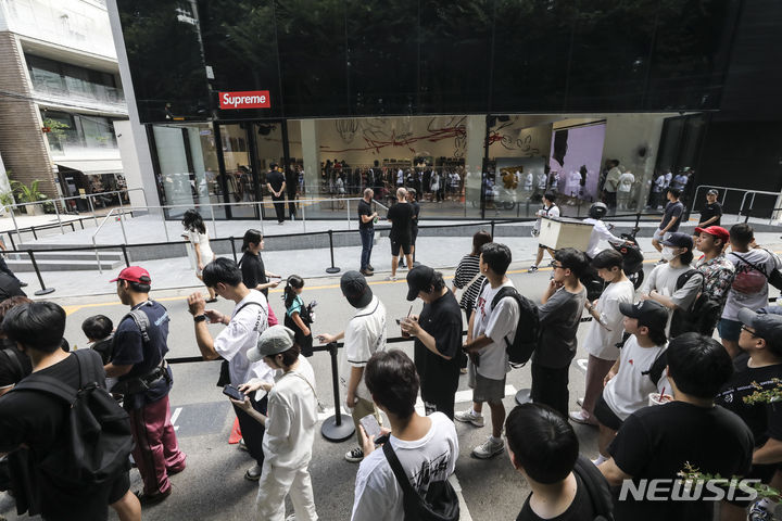 [서울=뉴시스]  Reporter Kim Geun-soo = Les citoyens attendent d'entrer dans le magasin devant le magasin Supreme Dosan à Gangnam-gu, Séoul le matin du 19, le jour de l'ouverture du premier magasin Supreme en Corée.  2023.08.19.  ks@newsis.com