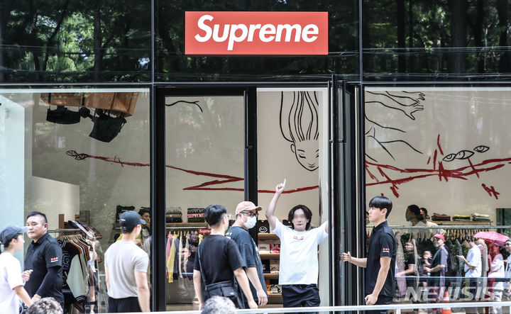 La marque de rue américaine “Supreme” débarque en Corée [뉴시스Pic] :: Agence de presse Sympathy Press Newsis ::