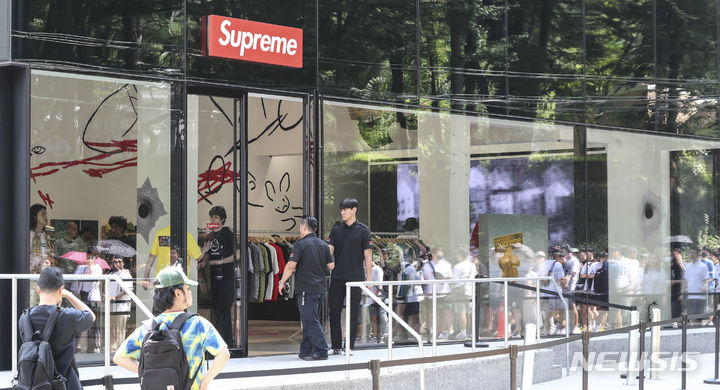 [서울=뉴시스]  Reporter Kim Geun-soo = Les citoyens attendent d'entrer dans le magasin devant le magasin Supreme Dosan à Gangnam-gu, Séoul le matin du 19, le jour de l'ouverture du premier magasin Supreme en Corée.  2023.08.19.  ks@newsis.com