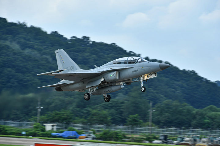 [서울=뉴시스] FA-50 전투기가 이륙하고 있다. (사진=공군 제공) 2023.08.21. photo@newsis.com *재판매 및 DB 금지