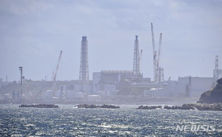 [후쿠시마=AP/뉴시스] 2011년 동일본대지진 후쿠시마(福島) 제1 원자력발전소 사고로 인해 발생하고 있는 방사성 물질 삼중수소(트리튬)이 포함된 오염수(일본 정부 명칭 처리수)가 올해 8월 24일 바다로 방류됐다. 사고 12년 만에 오염수 처리가 시작됐다. 사진은 지난 8월 24일 후쿠시마현 나미에마치에서 보이는 후쿠시마 제1 원전의 모습. 2023.12.19.