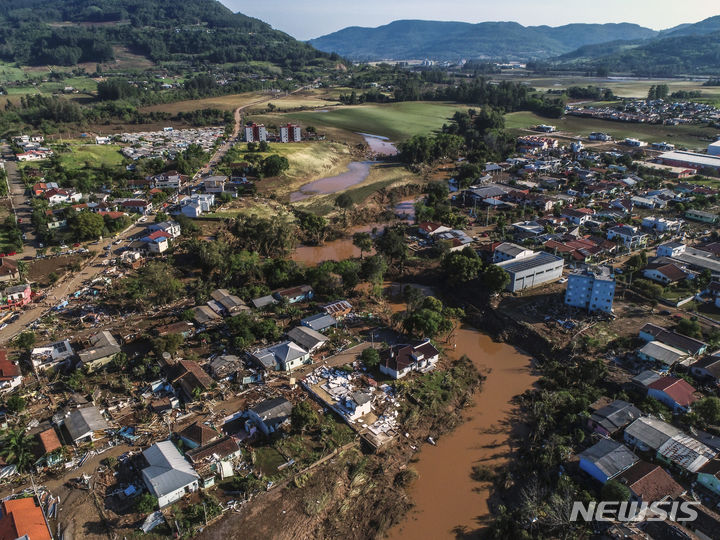 [호카살리스=AP/뉴시스] 3일(현지시각) 뉴욕타임즈(NYT)에 따르면, 지난달 27일부터 그달 30일까지 브라질 남부 지역인 리오그란데두술 주에 내린 비로 인해 최소 29명이 숨지고 60명이 실종됐다. 사진은 지난해 9월6일(현지시각) 브라질 히우그란지두술주 호카 살리스를 강타한 온대성 저기압으로 홍수가 발생해 가옥들이 파괴되고 도로가 침수돼 있는 모습. 2023.09.07.