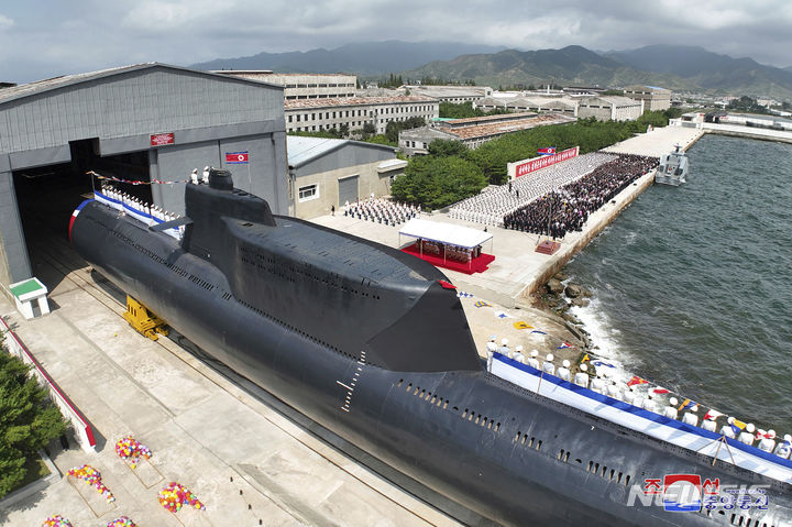 [평양=AP/뉴시스] 북한 조선중앙통신이 지난해 9월8일 보도한 김군옥 영웅함 사진. 당시 북한은 이 잠수함이 전술핵공격잠수함이라고 강조했다. 북한이 같은 크기의 잠수함 1척을 추가로 건조중인 것이 확인됐다고 미국의 북한 전문매체 38노스(38NORTH)가 8일(현지시각) 보도했다. 2024.5.9.