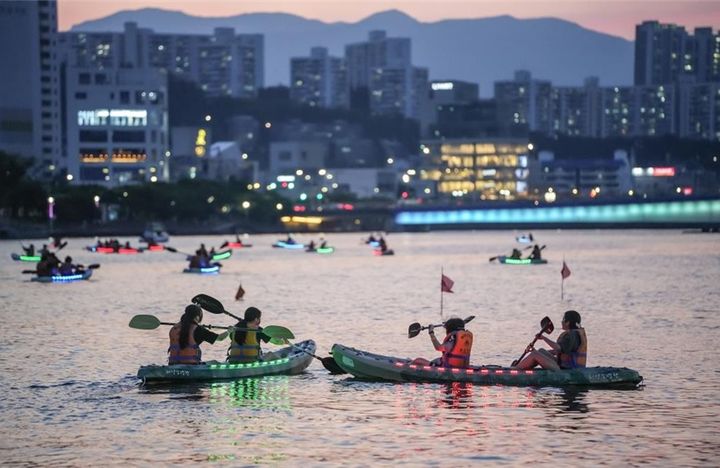 [부산=뉴시스] 지난해 6월 부산 시민들이 수영강에서 카약을 즐기고 있다. (사진=뉴시스 DB) *재판매 및 DB 금지