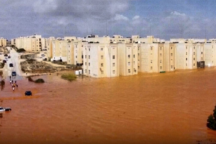 [데르나시=AP/뉴시스] 태풍 ‘대니얼’이 리비아에 큰 홍수를 일으켜 동부에 있는 항구 도시 데르나에서 2000명 이상이 사망하고 5000명 이상이 실종된 것으로 추정된다고 미국 AP통신이 12일(현지시간) 보도했다. 사진은 폭풍이 지나간 후 물에 잠긴 리비아의 한 거리의 모습. 2023.09.12 *재판매 및 DB 금지