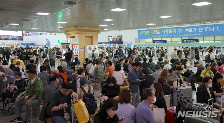 [서울=뉴시스] 김금보 기자 = 전국철도노동조합(철도노조)이 나흘째 파업을 이어가고 있는 가운데, 17일 오전 예매했던 기차가 취소되거나 자리가 없어 시민들의 불편이 이어지고 있었다. 사진은 지난 15일 오후 서울 중구 서울역 대합실이 열차를 기다리는 이용객들로 붐비고 있는 모습. 2023.09.15. kgb@newsis.com