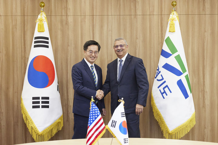 20일 오전 경기도청 집무실에서 김동연 경기도지사와 산지브 람바(Sanjiv Lamba) 린데그룹 회장이 면담을 하고 기념촬영을 하고 있다. (사진=경기도 제공) *재판매 및 DB 금지