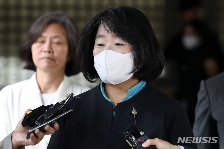 윤미향 의원, 대법원에 상고…정의연과의 맞서림