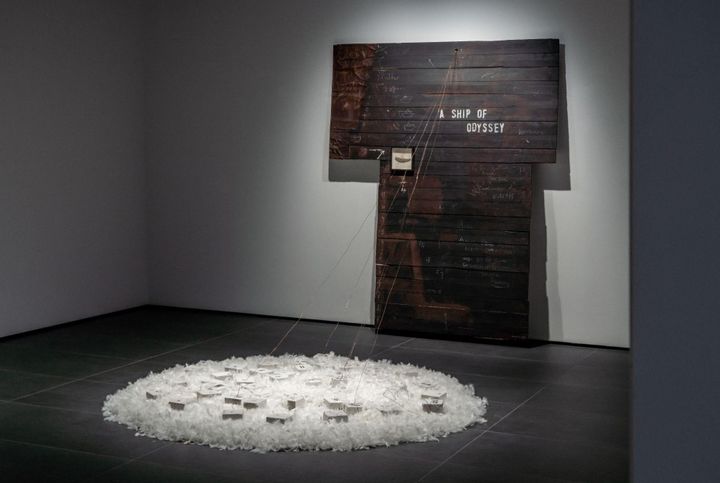 A Ship of Odyssey “Art Against Violence” (site-specific work) 오딧세이의 배 “폭력에 항거하는 예술” (현장작업)1991. Oil, canvas, twine, concrete blocks, feather, copper wire, paper boat in frame, oil on wood, 201x166x3.5cm. (베를린에서 오노 요코와 함께 참여한 전시에서 선보인 작품).사진=S ART SPACE 제공. *재판매 및 DB 금지