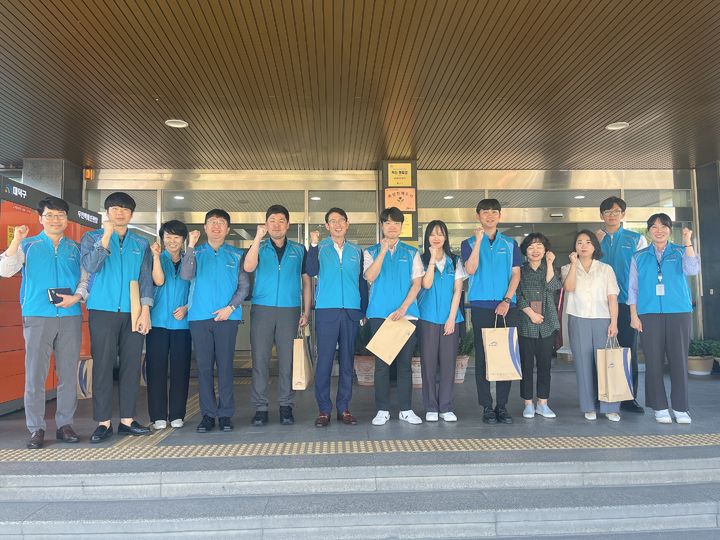 한국수자원공사는 추석 명절을 맞아 대전 대덕구, 사회복지공동모금회 대전지회와 22일 대덕구청에서 관내 독거노인, 저소득가구에게 선물세트를 전달했다. 2023. 09. 24 *재판매 및 DB 금지