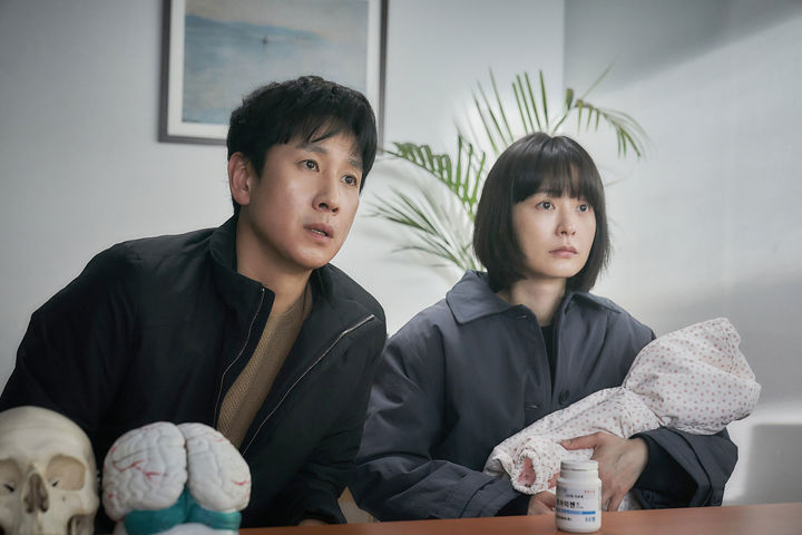 정유미·이선균 '잠' 3주 연속 주말 1위 달렸다