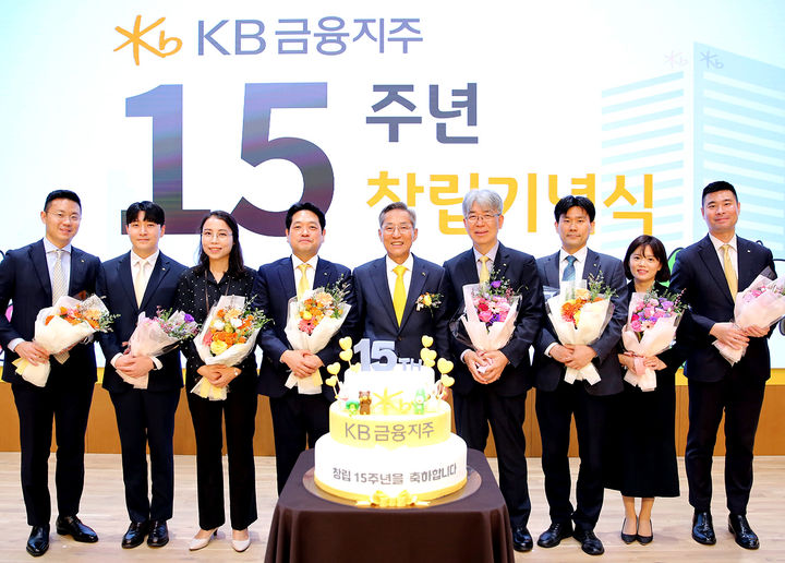 윤종규 KB금융그룹 회장(가운데)이 27일 서울 여의도 국민은행 본점에서 장기근속 직원들과 함께 기념촬영을 하고 있다. (사진=KB금융 제공) *재판매 및 DB 금지