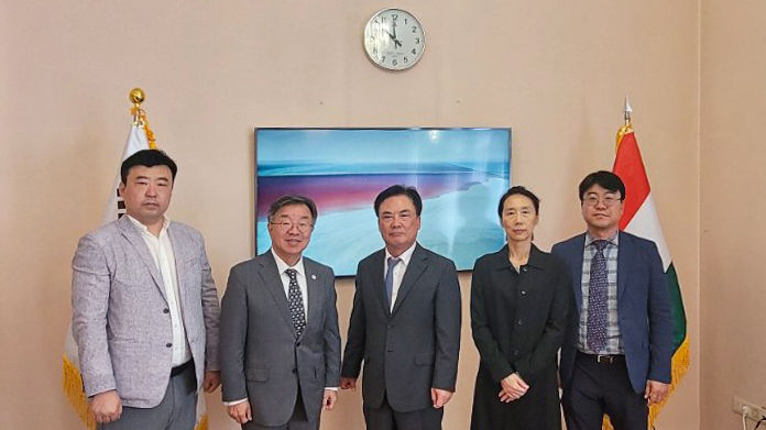 경일대와 주헝가리 한국문화원이 업무협약을 체결한 후 양 기관 관계자들이 단체 기념 사진을 촬영하고 있다. 사진은 정현태 총장(중간)과 주헝가리 홍규덕 대사(왼쪽서 두 번째) 인숙진 원장(오른쪽서 두 번째)이다. *재판매 및 DB 금지