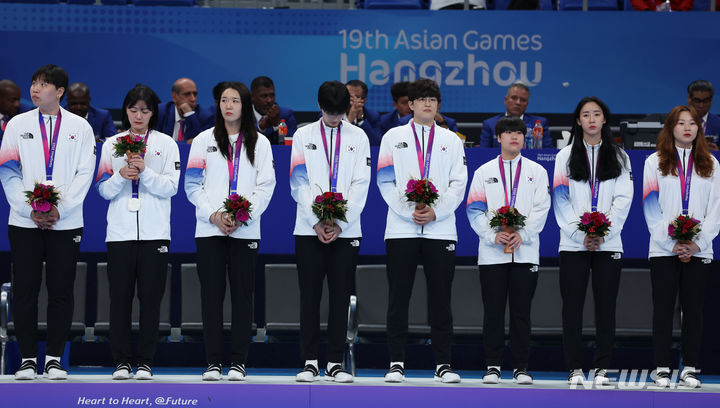 [샤오싱=뉴시스] 고승민 기자 = 5일 중국 항저우 공상대학교 체육관에서 열린 2022 항저우 아시안게임 여자 핸드볼에서 은메달을 차지한 한국 선수들이 시상식에서 메달을 목에 걸고 서 있다. 2023.10.05. kkssmm99@newsis.com