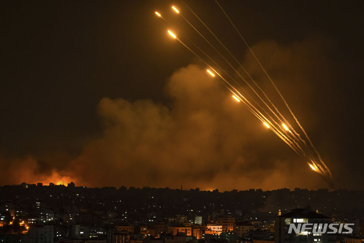 [가자지구=AP/뉴시스] 지난 8일(현지시각) 가자지구에서 이스라엘을 향해 로켓들이 발사되는 모습. 2023.12.20.